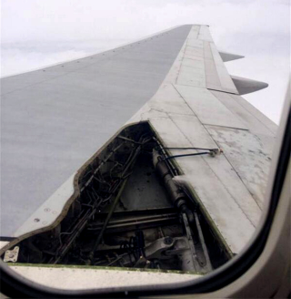 Illustration for article titled Huge part of a Delta airliner's wing breaks off at takeoff